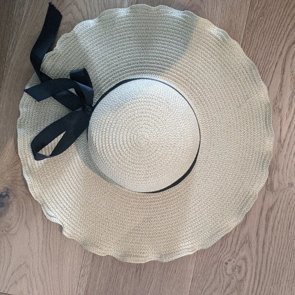 Straw hat, very wide brim, black ribbon - Picture 3 of 4